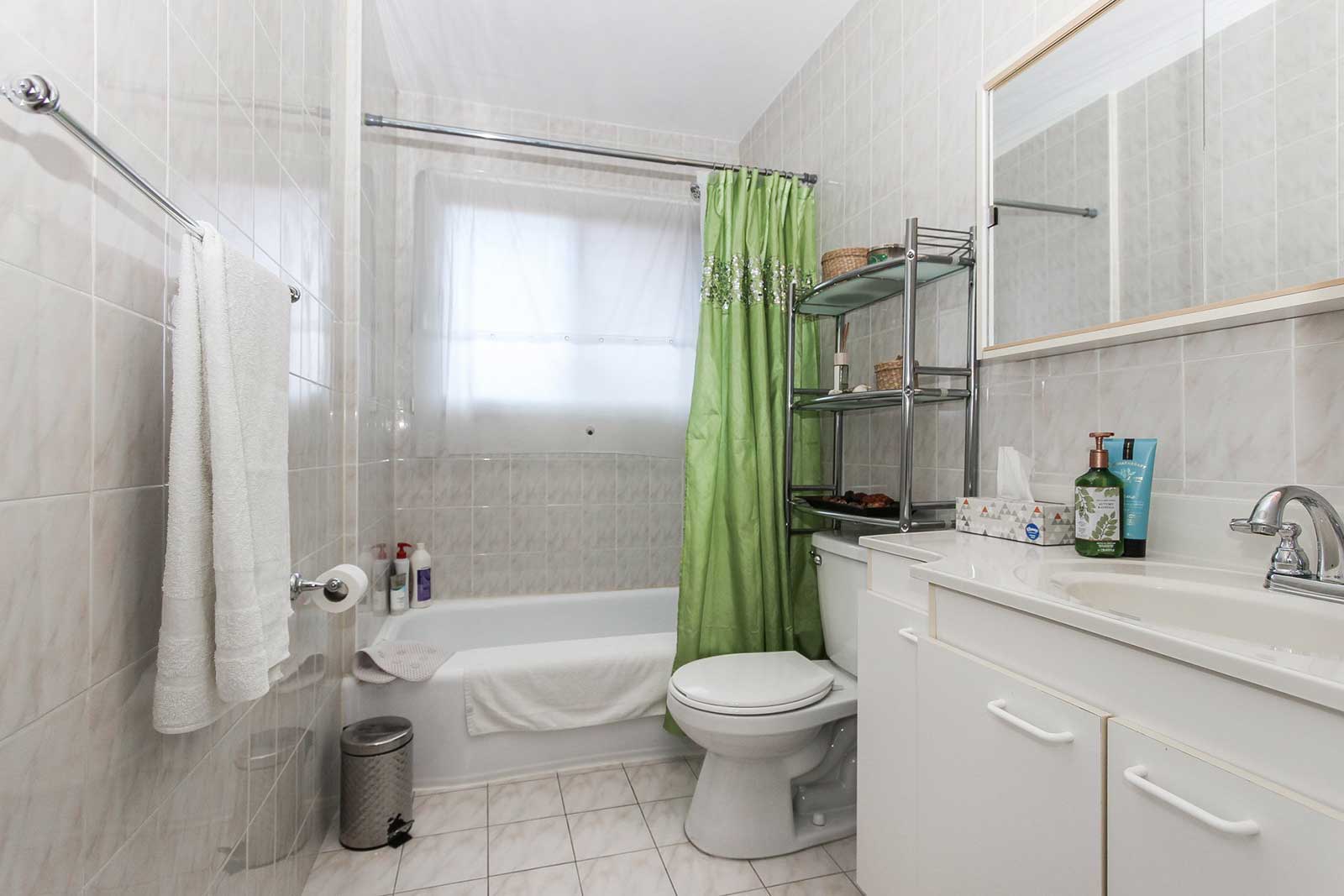 6165 Rue Despréaux Saint-Léonard Montréal, H1S1E7, 4 Bedrooms Bedrooms, ,2 BathroomsBathrooms,Apartment,For Sale,6165 Rue Despréaux Saint-Léonard Montréal , H1S1E7,1015