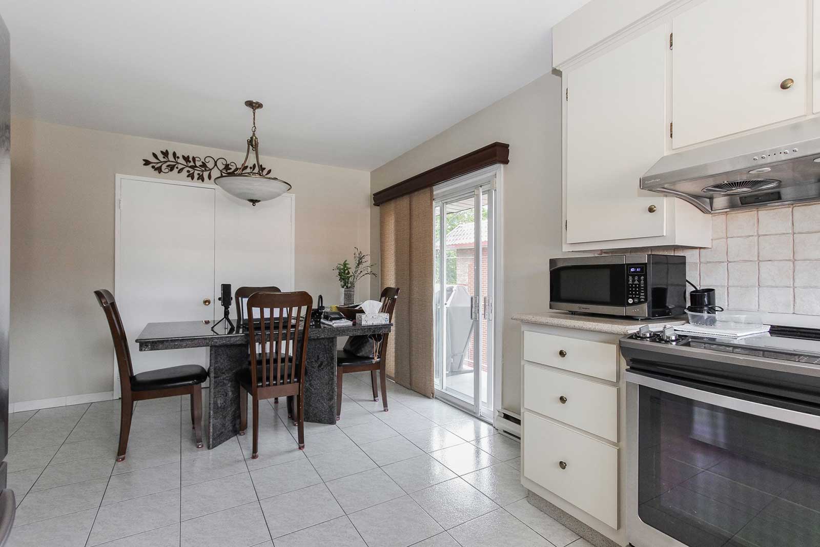 6165 Rue Despréaux Saint-Léonard Montréal, H1S1E7, 4 Bedrooms Bedrooms, ,2 BathroomsBathrooms,Apartment,For Sale,6165 Rue Despréaux Saint-Léonard Montréal , H1S1E7,1015